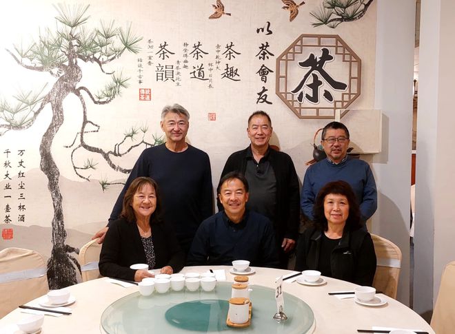 拍成纪录片！“为了见女友当年跟岳父学的……”m6米乐华人“土法烧猪”被新西兰国家电视台(图7)